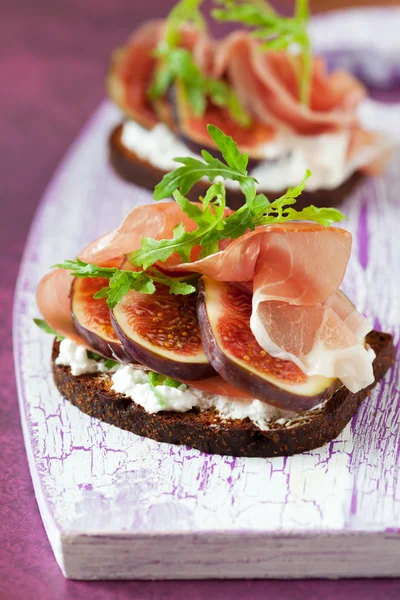 Sanduíche de presunto, figo e queijo — Fotografia de Stock