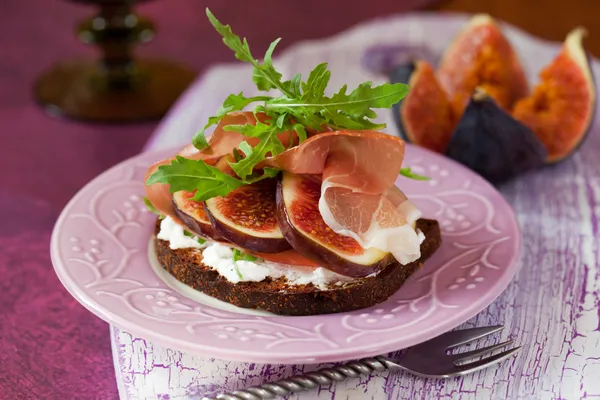 Szynki, fig i kanapka z serem — Zdjęcie stockowe
