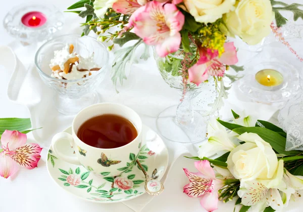 Flowers and cup of tea — Stock Photo, Image