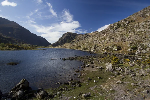 ダンロー キラーニー アイルランドのギャップの中の美しい山の湖 — ストック写真