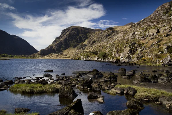 Прекрасне гірське озеро з скелями спереду, розташоване всередині щілини — стокове фото