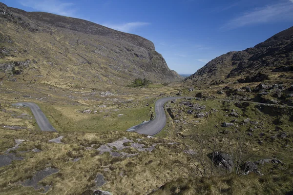 Mountain Pass carretera dentro de Gap del valle de Dunloe, Irlanda — Foto de Stock
