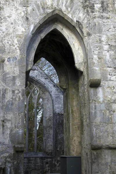 Finestre medievali irlandesi ad arco — Foto Stock