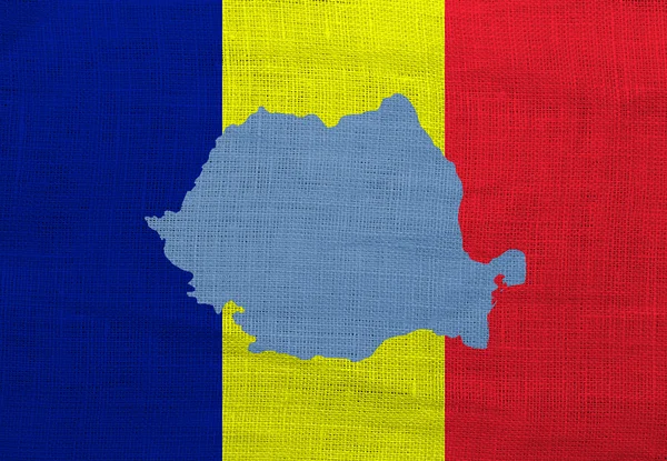 Bandeira e mapa da Roménia sobre um pano de saco — Fotografia de Stock