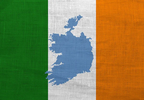 麻布上的爱尔兰国旗和地图 — 图库照片