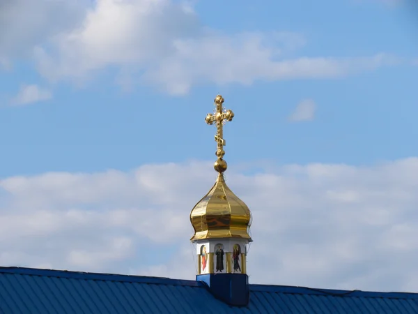 Kuppel mit Kreuz gegen den blauen Himmel. — Stockfoto