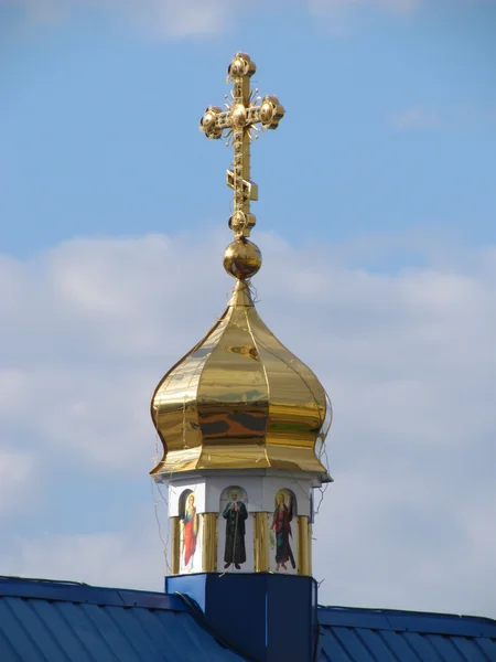 Купол з хрестом на фоні блакитного неба . — стокове фото
