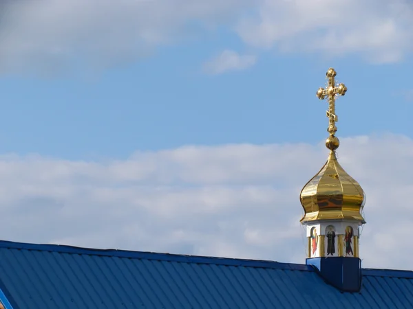 Купол с крестом на голубом небе . — стоковое фото
