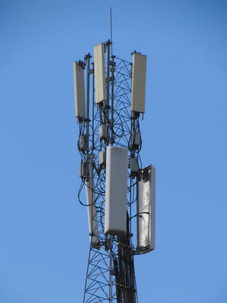 Telecommunicatie toren. mobiele telefoon base station. — Stockfoto