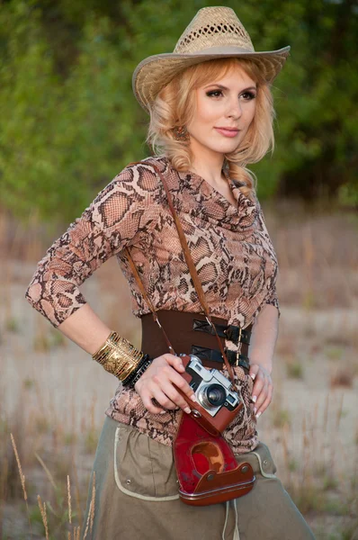 Aranyos szőke lány, egy cowboy kalapot, és a kamera a kezében — Stock Fotó