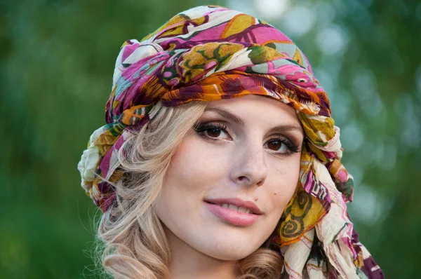 A large portrait of a pretty girl in a turban — Stock Photo, Image