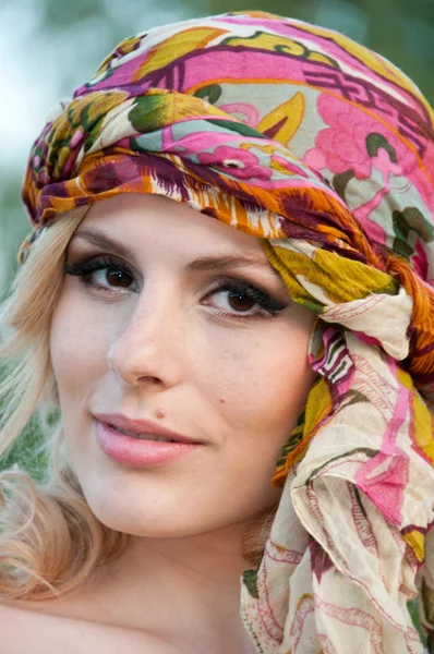 Un gran retrato de una chica guapa con turbante — Foto de Stock