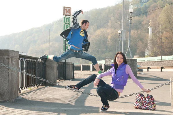 Парень в прыжке рядом со своей девушкой — стоковое фото