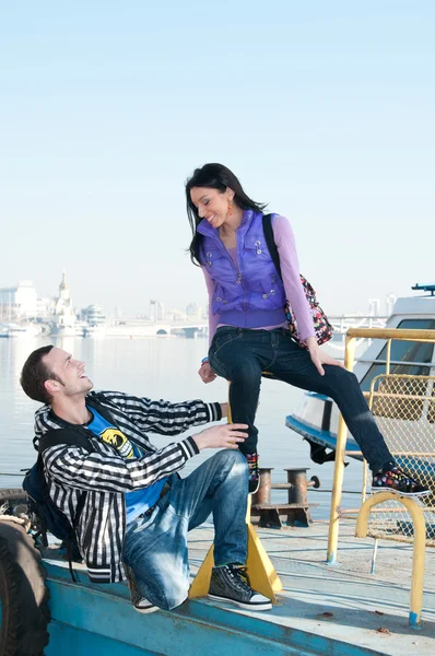 Der Junge erkannte das verliebte Mädchen am Pier — Stockfoto