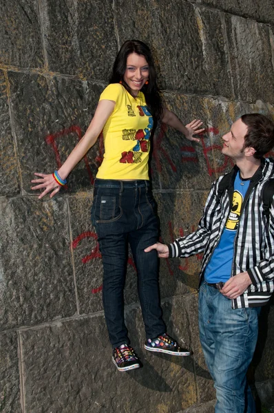 面白いトリックです。女の子は、壁にハングアップします。 — ストック写真