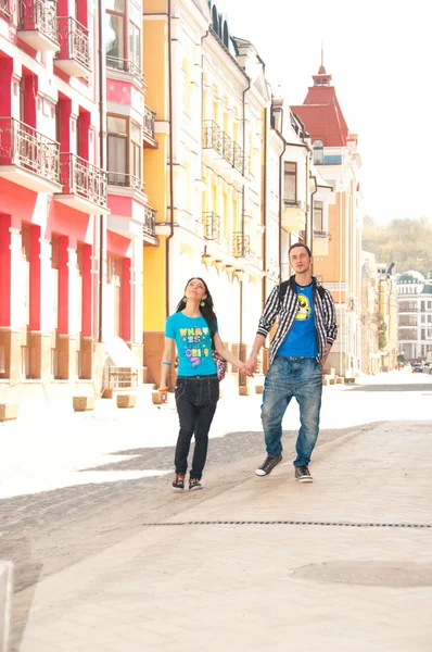 Счастливые влюбленные прогуливаются по красивым улицам города — стоковое фото