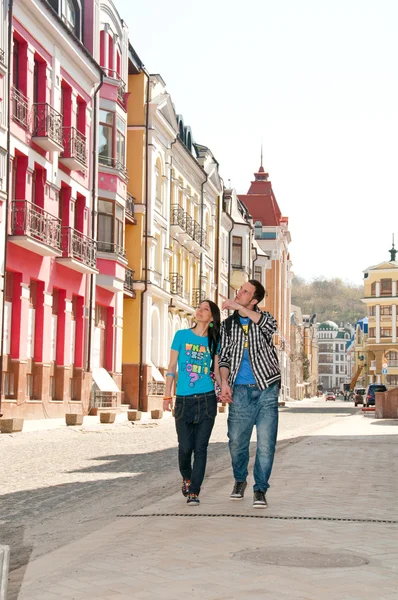 Fiú és lány turisták sétálnak át a gyönyörű utcáin — Stock Fotó