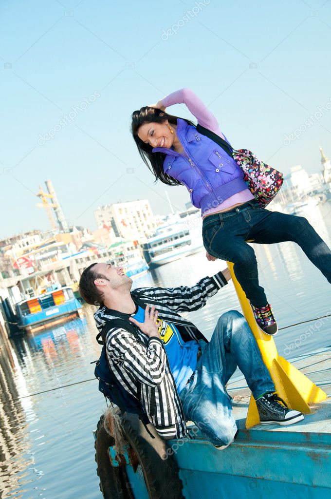 The boy recognized the girl in love at the pier