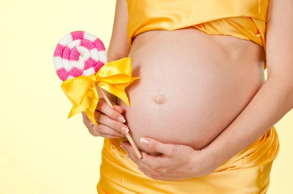 Hamile anne destekler hafifçe karın eller — Stok fotoğraf
