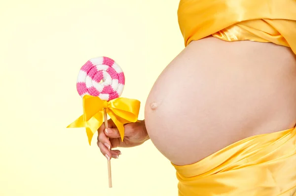 Primer plano de la barriga de una mujer embarazada — Foto de Stock