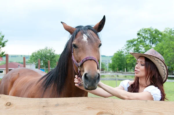 Vacker brunett tjej med häst — Stockfoto