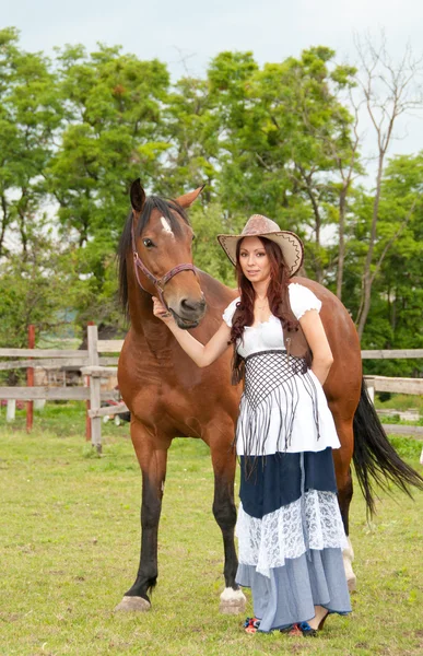 馬とカウボーイ ハットでかわいい女の子 — ストック写真
