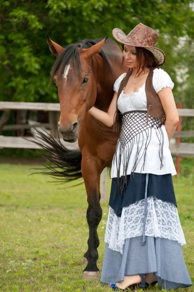 Krásná dívka v kovbojském klobouku s koněm — Stock fotografie