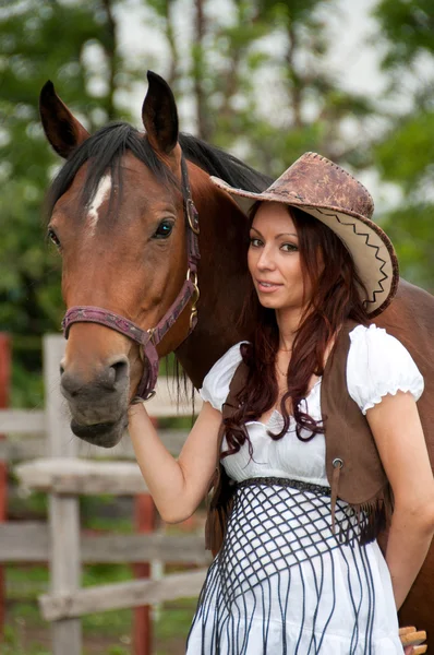 Ένα όμορφο κορίτσι σε ένα καπέλο με ένα άλογο — Φωτογραφία Αρχείου