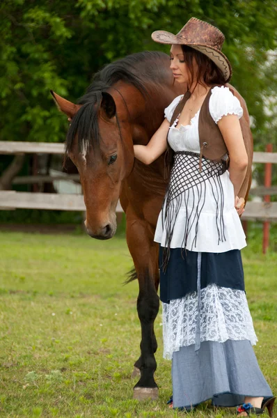 Piękna dziewczyna w kowbojski kapelusz z konia — Zdjęcie stockowe