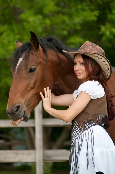 Красивая девушка в ковбойской шляпе с лошадью — стоковое фото