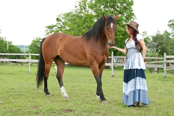 一个漂亮的女孩在一匹马的牛仔帽 — 图库照片