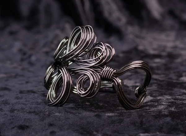 Скрученный браслет из черного металла — стоковое фото