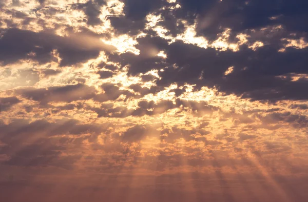 Stralen van de zon op sky — Stockfoto