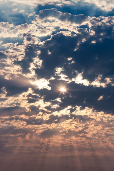 Stralen van de zon op blauwe hemel — Stockfoto