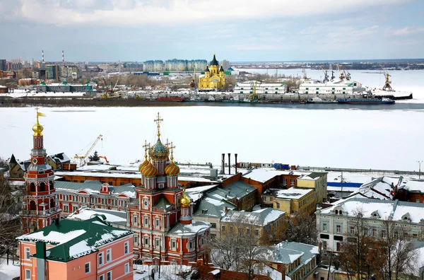 April stroganov kerk en kathedraal nevsky bekijken — Stockfoto
