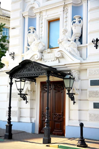 Decorated by sculpture the entrance to the old house — Stock Photo, Image
