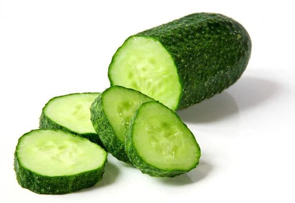 Verse komkommer en segmenten op witte achtergrond — Stockfoto