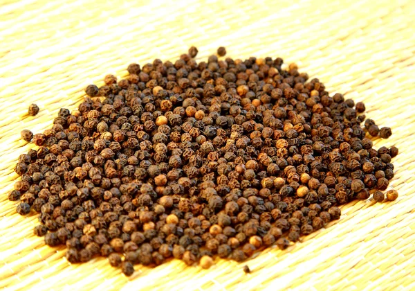 Especiaria indiana de pimenta preta na luz solar — Fotografia de Stock