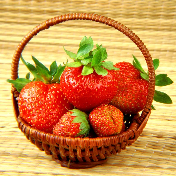Fresas en una pequeña cesta de bambú — Foto de Stock