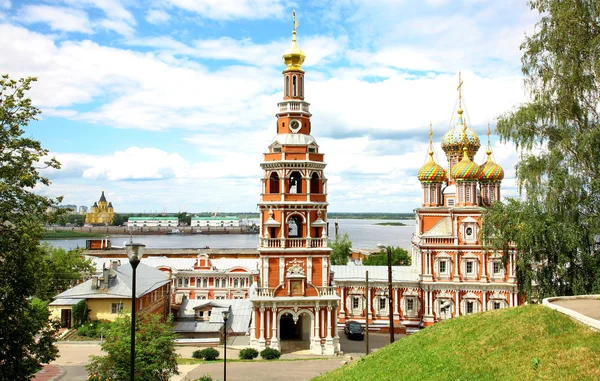 Juli weergave stroganov kerk Nizjni novgorod in Rusland — Stockfoto