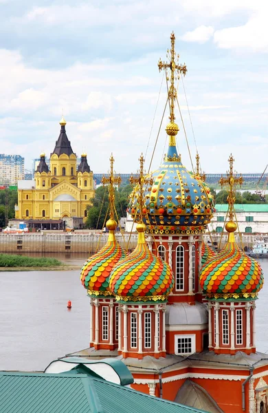 Farbenfrohe Kuppeln der Stroganow-Kirche und der Kathedrale nevsky — Stockfoto