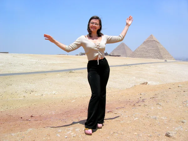 Mooie jonge vrouw in de buurt van piramide in Egypte — Stockfoto