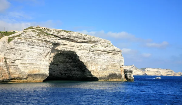 Arco en el acantilado Bonifacio Córcega Francia — Foto de Stock
