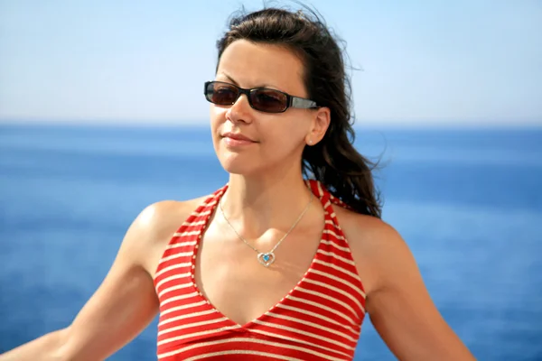 Ontspannen jonge vrouw in cruise op voering zeegezicht achtergrond — Stockfoto