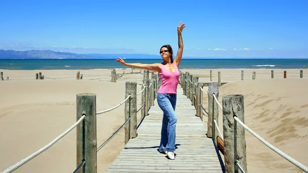 Vacker kvinna poserar på stranden ruimar Spanien — Stockfoto