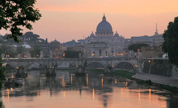 Ватикан с базиликой Святого Петра и мостом Святого Ангела — стоковое фото