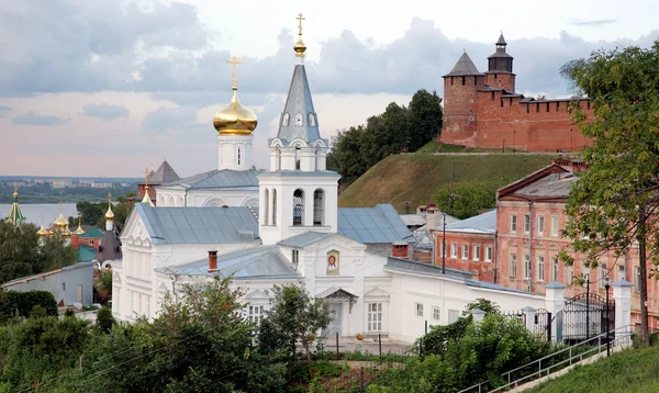 Solnedgången kyrkan och Kreml Nizjnij novgogorod — Stockfoto