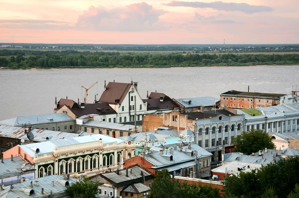 Vista al atardecer rosa de la parte más antigua de Nizhny Novgorod — Foto de Stock