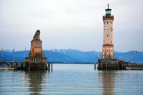 Lindau deniz feneri ve heykel aslan ile liman girişi