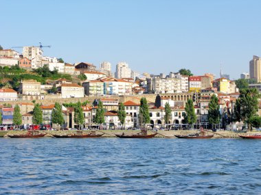 Porto şehri manzarası ve Portekiz 'de Douro Nehri' ndeki şarap tekneleri